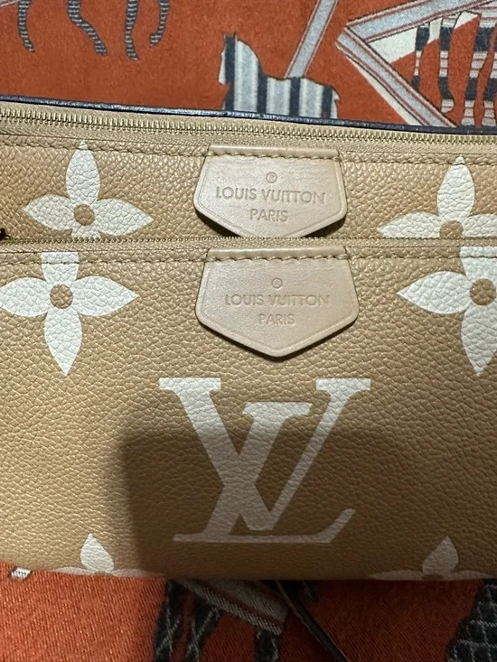 LOUIS VUITTON ❤️🌟 MONOGRAM EMPREINTE GIANT MULTI POCHETTE W/ TWO STRAP⭐️ - Picture 4 of 15